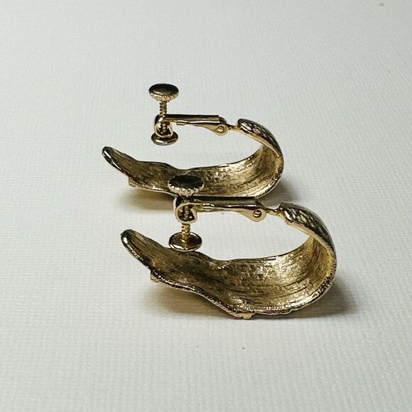 Vintage Large Gold Tone Leaf Earrings Textured Screw Back Clip On Unsigned Hoop - Picture 6 of 11